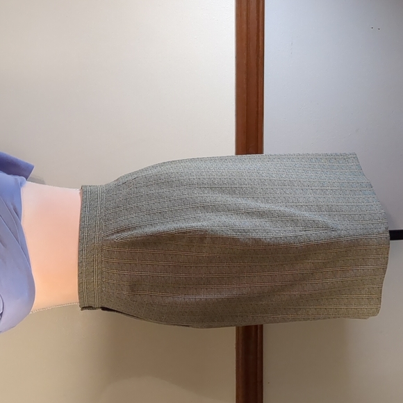 Gray plaid skirt in Women's size 4 - Picture 2 of 8